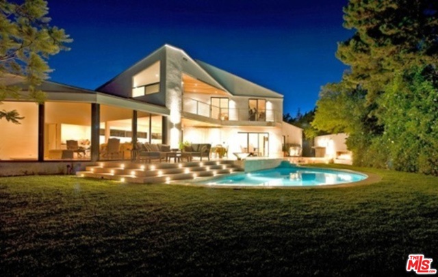 820 GLENMERE Way Los Angeles, California Large gated front yard with circular driveway, large grassy backyard, and city skyline. Contemporary home by Herb Nadel with one of the most spectacular views in Brentwood. On quiet cul-de-sac with privacy from neighbors. High ceilings, large entertainment/dining area. Pool & infinity spa.