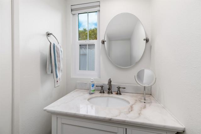 Detail Gallery Image 12 of 31 For 6819 Alderwood Dr, Carlsbad,  CA 92011 - 2 Beds | 2/1 Baths