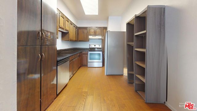 437 29th Street, San Francisco CA: https://media.crmls.org/mediaz/208c25db-9dfb-4a1c-920c-daea88f20f83.jpg