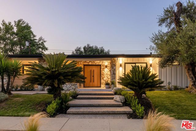24211 Caris Street, Woodland Hills CA: https://media.crmls.org/mediaz/208da0bc-bfc0-4ad1-8036-79a59202112e.jpg