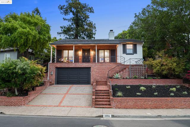 2333 Leimert Blvd, Oakland CA: https://media.crmls.org/mediaz/208e0eeb-965a-434c-9c7e-729ae026debf.jpg