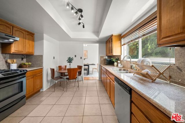 5840 Etiwanda Avenue, Tarzana CA: https://media.crmls.org/mediaz/208f020c-1e83-4c16-975a-e2cdca1fb685.jpg