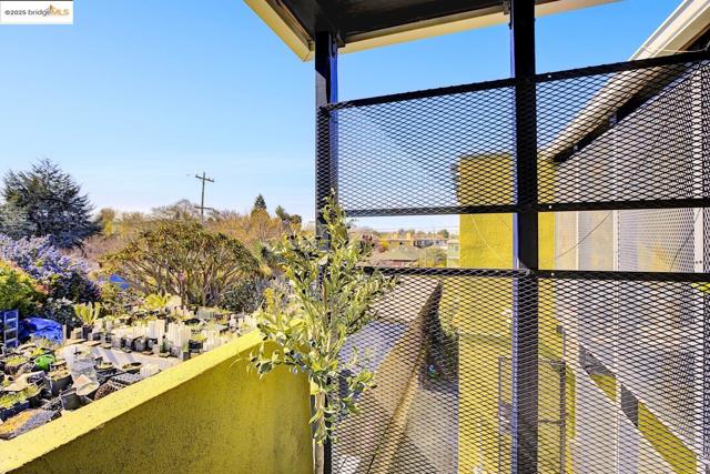 2327 10Th St, Berkeley CA: https://media.crmls.org/mediaz/208fa2fa-01ea-4b44-9f3f-1cc716f1842c.jpg