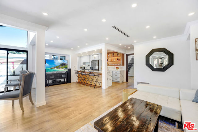 6409 Graves Avenue, Lake Balboa CA: https://media.crmls.org/mediaz/208fe3c7-460d-45db-a469-9d06053ff712.jpg