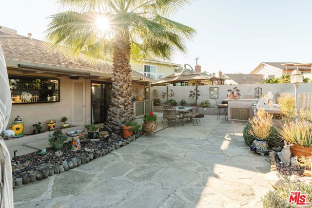 4837 Round Top Drive, Los Angeles CA: https://media.crmls.org/mediaz/2090de70-438b-436e-bd05-d2733efe4508.jpg