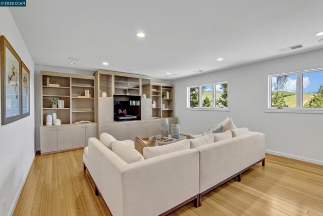 1121 Eagle Nest Ct, Danville CA: https://media.crmls.org/mediaz/20918fa5-5869-4a7a-9b79-0d631a97f004.jpg