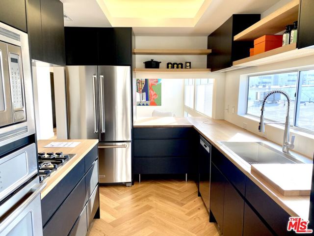 2237 S Bentley Avenue, Los Angeles CA: https://media.crmls.org/mediaz/209191d0-5fde-4504-bace-6467a5a5e1be.jpg