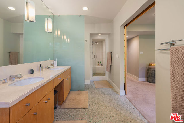 13477 Contour Drive, Sherman Oaks CA: https://media.crmls.org/mediaz/2091bcf5-a09e-4253-90ca-f2ac16cc9acf.jpg
