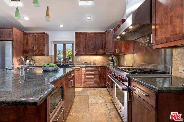 3201 Maplewood Avenue, Los Angeles CA: https://media.crmls.org/mediaz/2091d1d6-7cad-4594-a5f5-9183091e0def.jpg