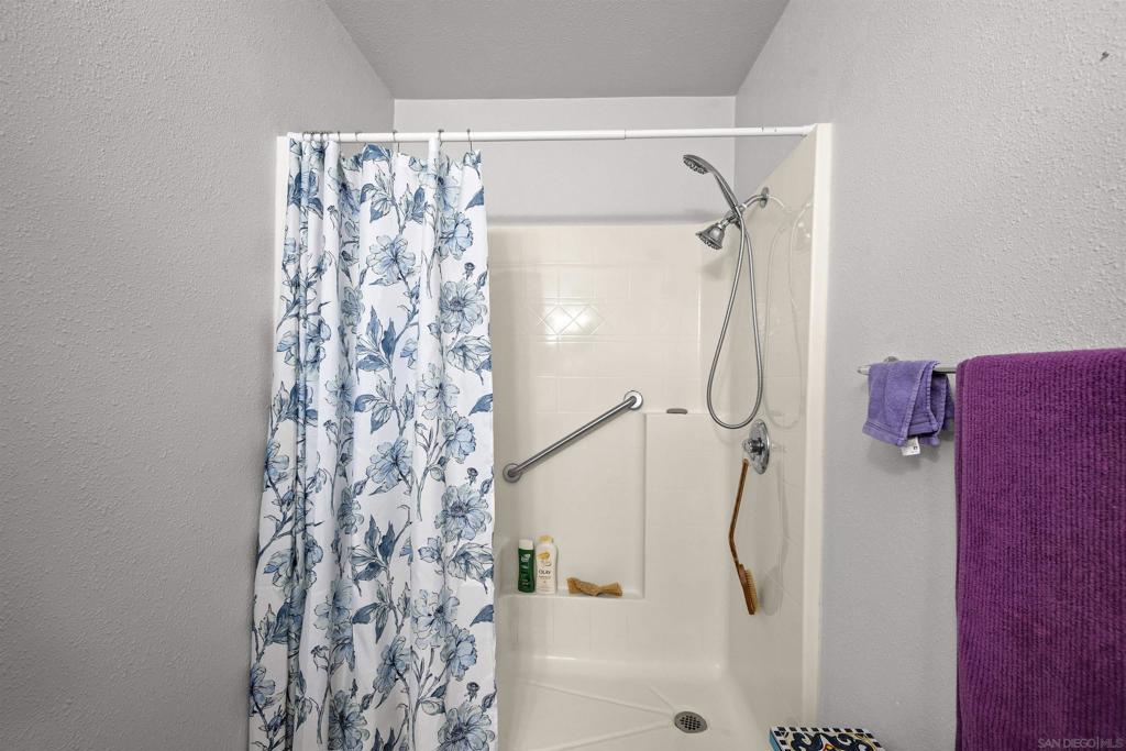 https://media.crmls.org/mediaz/2091fcf3-79e7-458e-a8a8-4212be4bcd8e.jpg?preset=X-Large