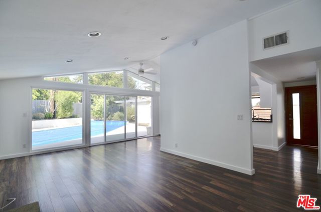 9342 Debra Avenue, North Hills CA: https://media.crmls.org/mediaz/20922079-4a80-48b9-910e-498722ab4b9e.jpg