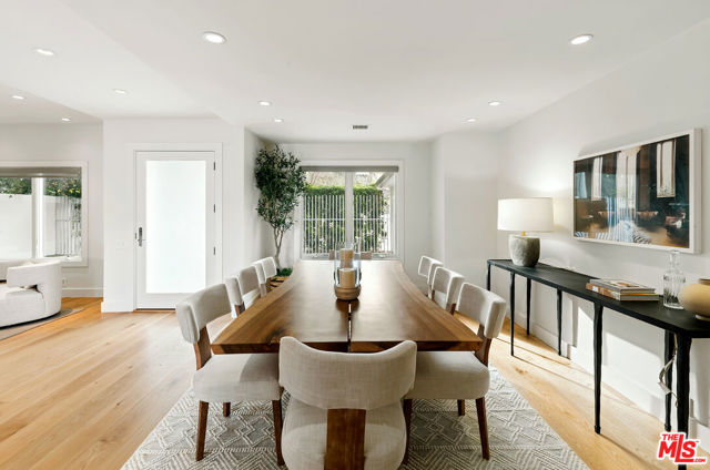 2612 Wallingford Drive, Beverly Hills CA: https://media.crmls.org/mediaz/2092bb6e-6a79-4793-9522-80ae78cc6731.jpg