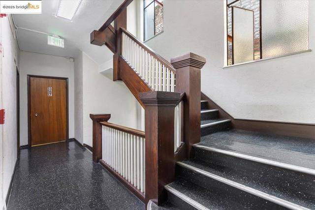 498 25th Street, Oakland CA: https://media.crmls.org/mediaz/209371e0-875b-44e8-9ac9-ed5b3bc51f82.jpg