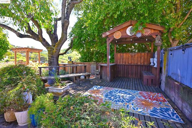 44 Oak Hill Cir, Oakland CA: https://media.crmls.org/mediaz/20937beb-83bc-47ca-a1a3-79e310e79454.jpg