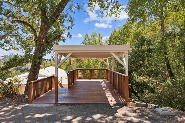 723 Redwood Rd, San Anselmo CA: https://media.crmls.org/mediaz/2093b295-2846-4ea0-b442-2c5928c7012d.jpg