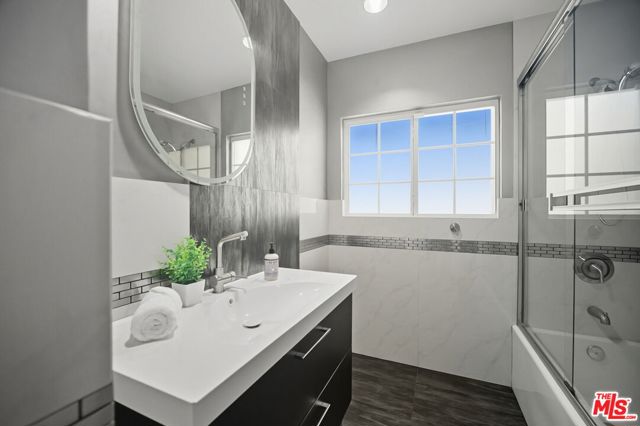 4719 W Wortser Avenue, Sherman Oaks CA: https://media.crmls.org/mediaz/2093d6d5-d9ec-44f6-8c0d-f06e4273586d.jpg