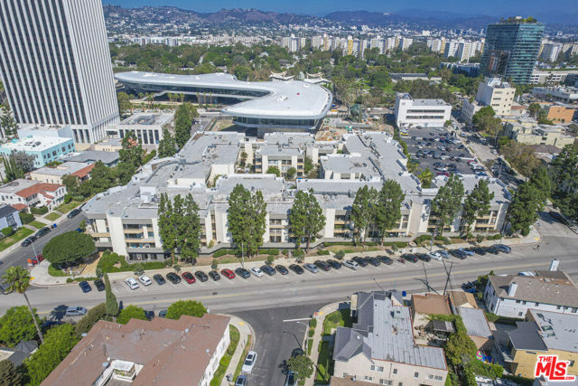 750 S Spaulding Avenue, Los Angeles CA: https://media.crmls.org/mediaz/20941541-83b7-4f62-8549-60b9ffc6215e.jpg