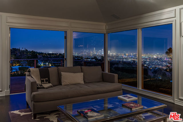 1612 Gilcrest Drive, Beverly Hills CA: https://media.crmls.org/mediaz/2094ec0f-2b7a-4a23-a2bc-654604abbef2.jpg