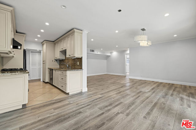 423 S Rexford Drive, Beverly Hills CA: https://media.crmls.org/mediaz/2095288f-52c6-47b2-927f-bc021e5cc906.jpg