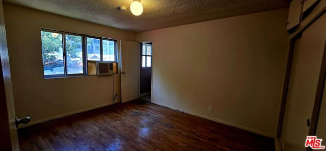 1433 N Martel Avenue, Los Angeles CA: https://media.crmls.org/mediaz/20953c14-1e40-4ed7-ba4a-a58637c38fe6.jpg