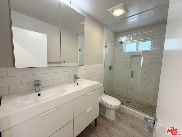 6955 Trolleyway, Playa del Rey CA: https://media.crmls.org/mediaz/2095ec4a-d39b-49dc-bff1-e69202f1471f.jpg