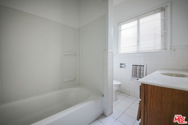 224 S Gale Drive, Beverly Hills CA: https://media.crmls.org/mediaz/20960788-aa0a-4470-8319-2f6f9d9d94be.jpg