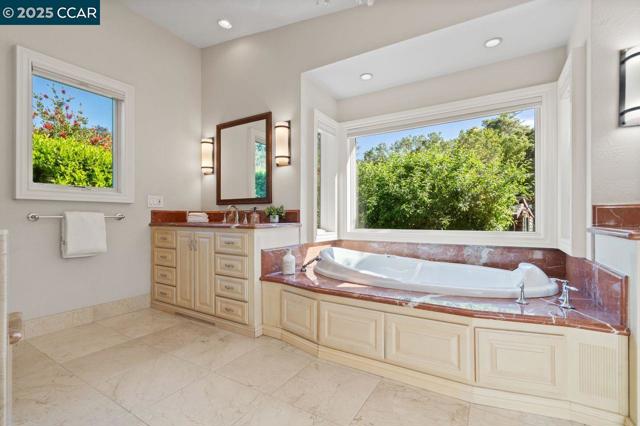 23 Lost Valley Dr, Orinda CA: https://media.crmls.org/mediaz/20962f77-3349-4521-94d5-9c5bbc369201.jpg