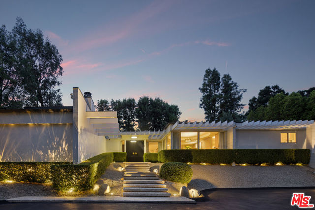 16745 Bosque Drive, Encino CA: https://media.crmls.org/mediaz/20965143-092a-4f08-a3e1-d363de10251a.jpg