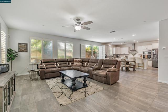 158 Wooley Creek Way, Brentwood CA: https://media.crmls.org/mediaz/209756c3-e0ac-4679-8b6f-44d3fddd5174.jpg
