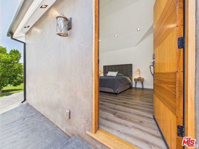 5109 Longridge Avenue, Sherman Oaks CA: https://media.crmls.org/mediaz/209821c3-1b60-4d17-9a2f-45168d2ac5e7.jpg