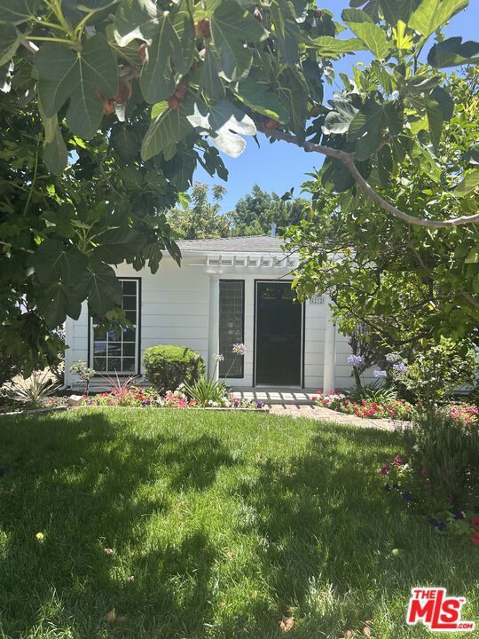4232 Sunnyslope Ave, Sherman Oaks CA: https://media.crmls.org/mediaz/209a5745-be0e-4957-91a7-517b14415094.jpg