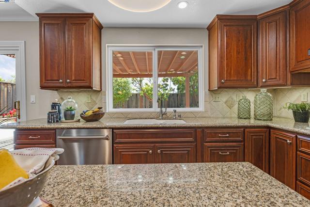 7777 Crossridge Rd, Dublin CA: https://media.crmls.org/mediaz/209a956d-1627-47c5-a998-324fefd4f314.jpg