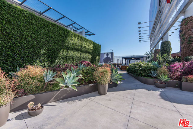 6250 Hollywood Boulevard, Los Angeles CA: https://media.crmls.org/mediaz/209b06c4-6ae7-4778-80a3-3a94eab6ce7c.jpg