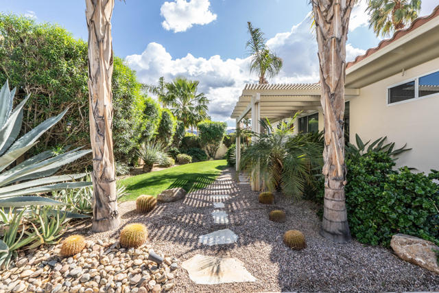 12 Via Elegante, Rancho Mirage CA: https://media.crmls.org/mediaz/209b9ff0-23eb-4358-a83d-f0eb611acd29.jpg