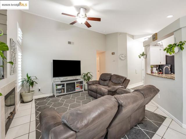 656 Miller Dr, Oakley CA: https://media.crmls.org/mediaz/209c9855-11fa-45f5-acdf-4cc840fc6085.jpg
