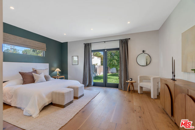 1280 S Sycamore Avenue, Los Angeles CA: https://media.crmls.org/mediaz/209cbbc3-b1a6-48ba-8688-01d61100e807.jpg