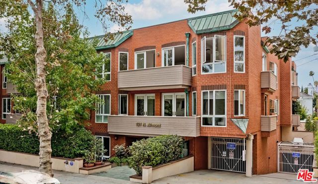 121 N Almont Drive, Beverly Hills CA: https://media.crmls.org/mediaz/209d7410-65b1-49d3-b85e-95fb94469935.jpg