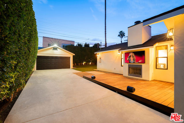 5319 West Boulevard, Los Angeles CA: https://media.crmls.org/mediaz/209d9f9c-c6b7-46f0-bea8-9143c37d16c1.jpg