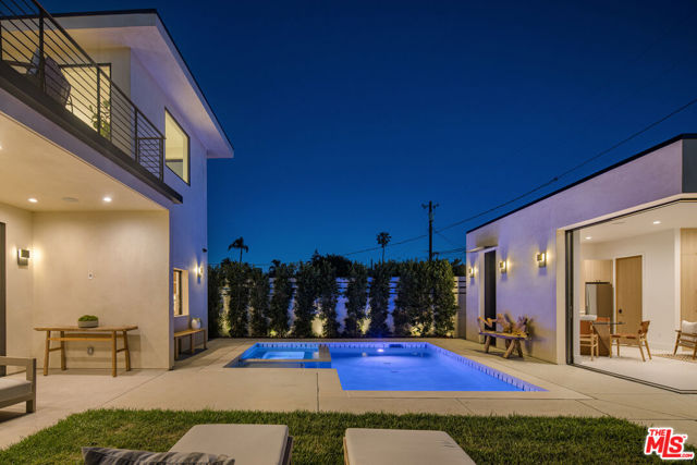 2115 Walnut Avenue, Venice CA: https://media.crmls.org/mediaz/209dfe60-5530-44f7-a74d-3eef3ffb8852.jpg