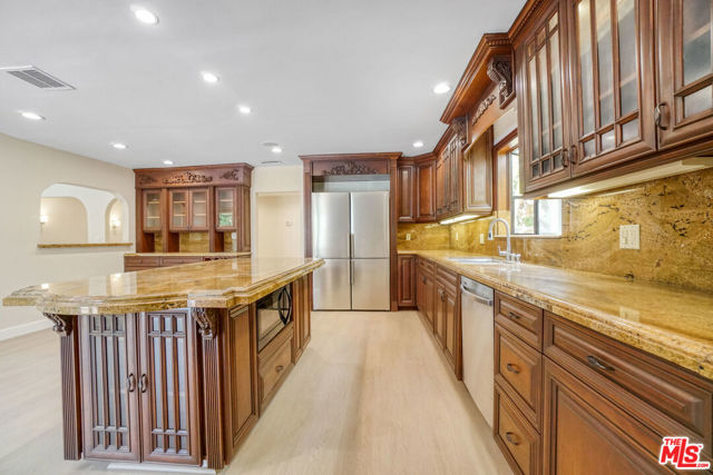 209 N Doheny Drive, Beverly Hills CA: https://media.crmls.org/mediaz/209e1554-c320-4383-9896-2a3e306a5750.jpg