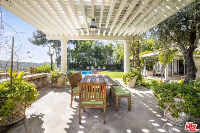 4001 Clarinda Drive, Tarzana CA: https://media.crmls.org/mediaz/209e51e0-7f43-46e2-9667-d3ad21e00d69.jpg