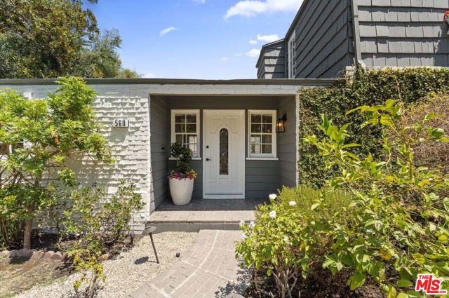 560 N Croft Avenue, West Hollywood CA: https://media.crmls.org/mediaz/20a06b7f-f92c-4067-9cb1-606b6173aa38.jpg