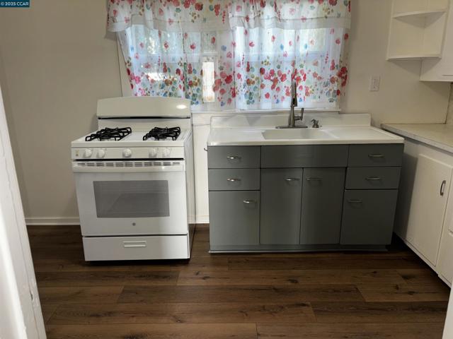 125 Bruning Ave, Rio Vista CA: https://media.crmls.org/mediaz/20a06ed8-d2cb-4d28-a60b-e94e4c9235b7.jpg