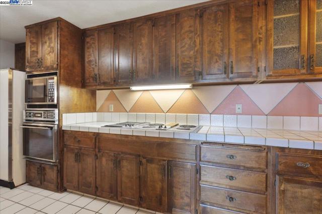 26937 Hayward Blvd, Hayward CA: https://media.crmls.org/mediaz/20a09a66-2bae-46f8-a226-6a17407ffe64.jpg