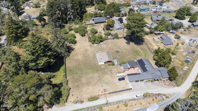 18900 Porterfield Lane, Fort Bragg CA: https://media.crmls.org/mediaz/20a0f736-a68d-4274-b2ab-3db144b0715d.jpg