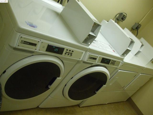 989 Webster Street, Oakland CA: https://media.crmls.org/mediaz/20a1821d-f83d-41b5-ad50-2f3856c47392.jpg