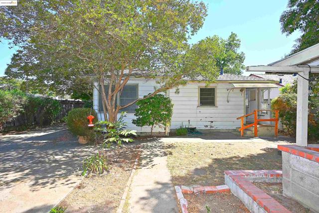 2343 Almond Ave, Concord CA: https://media.crmls.org/mediaz/20a1c61b-0378-4e63-9ceb-af816c8ad4a7.jpg