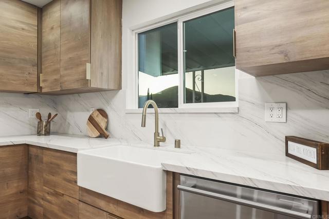 6802 MAURY DR, San Diego CA: https://media.crmls.org/mediaz/20a1c68b-3c01-4bf3-934d-e135bfcf33e5.jpg