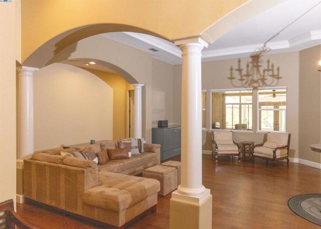 5090 Archcrest Way, Sacramento CA: https://media.crmls.org/mediaz/20a2ce6b-6e61-471c-b34e-3ee22c8e87ea.jpg