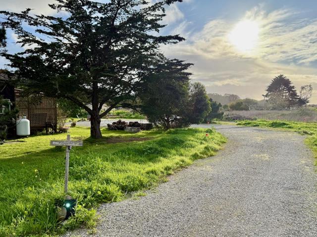 575 Dolores Avenue, Half Moon Bay CA: https://media.crmls.org/mediaz/20a2d17f-f1ad-4c5a-aae4-6147955e4207.jpg
